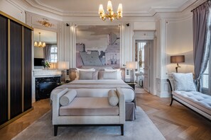 Signature Suite | In-room safe, blackout curtains, soundproofing, iron/ironing board - Hôtel Elysia by Inwood Hotels (Paris)