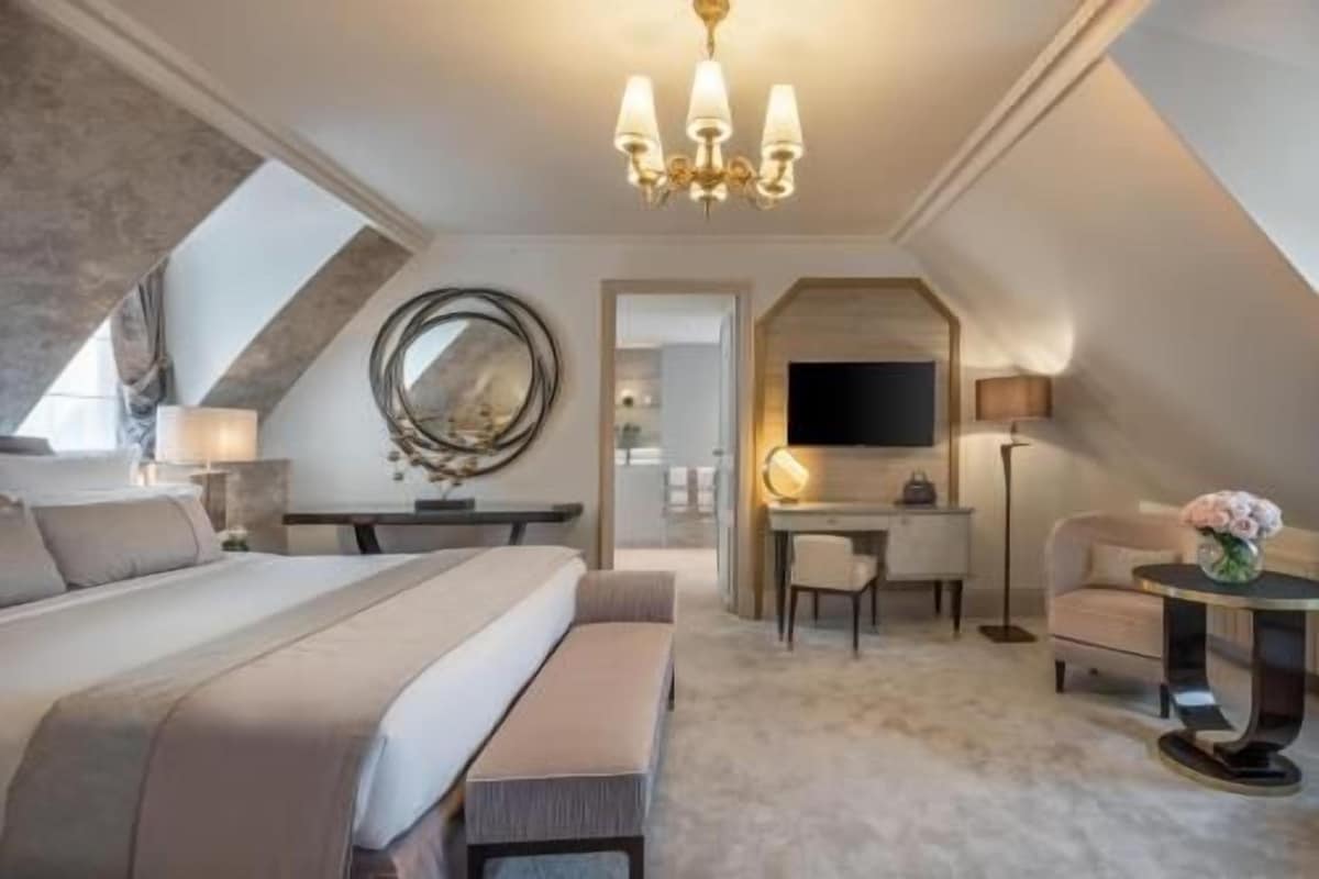 In-room safe, blackout drapes, soundproofing