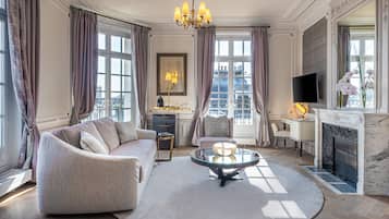 Signature Suite | In-room safe, blackout drapes, soundproofing, iron/ironing board