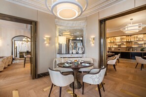 Lunch, dinner, brunch served; French cuisine  - Hôtel Elysia by Inwood Hotels (Paris)