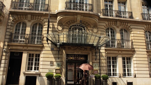 A historic building with ornate balconies, a grand entrance, and a sign indicating it is a hotel. - Hôtel Elysia by Inwood Hotels (Paris)