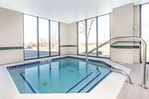 Piscina coperta, lettini