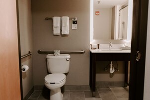 Un baño pequeño con inodoro, toallero y lavamanos.