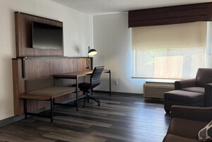 Ropa de cama de alta calidad y caja de seguridad en la habitación 