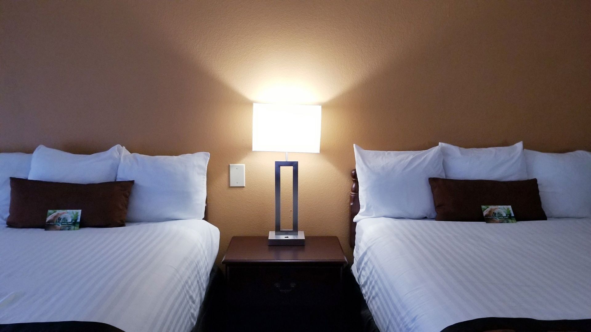 Hochwertige Bettwaren, Zimmersafe, Schreibtisch, schallisolierte Zimmer