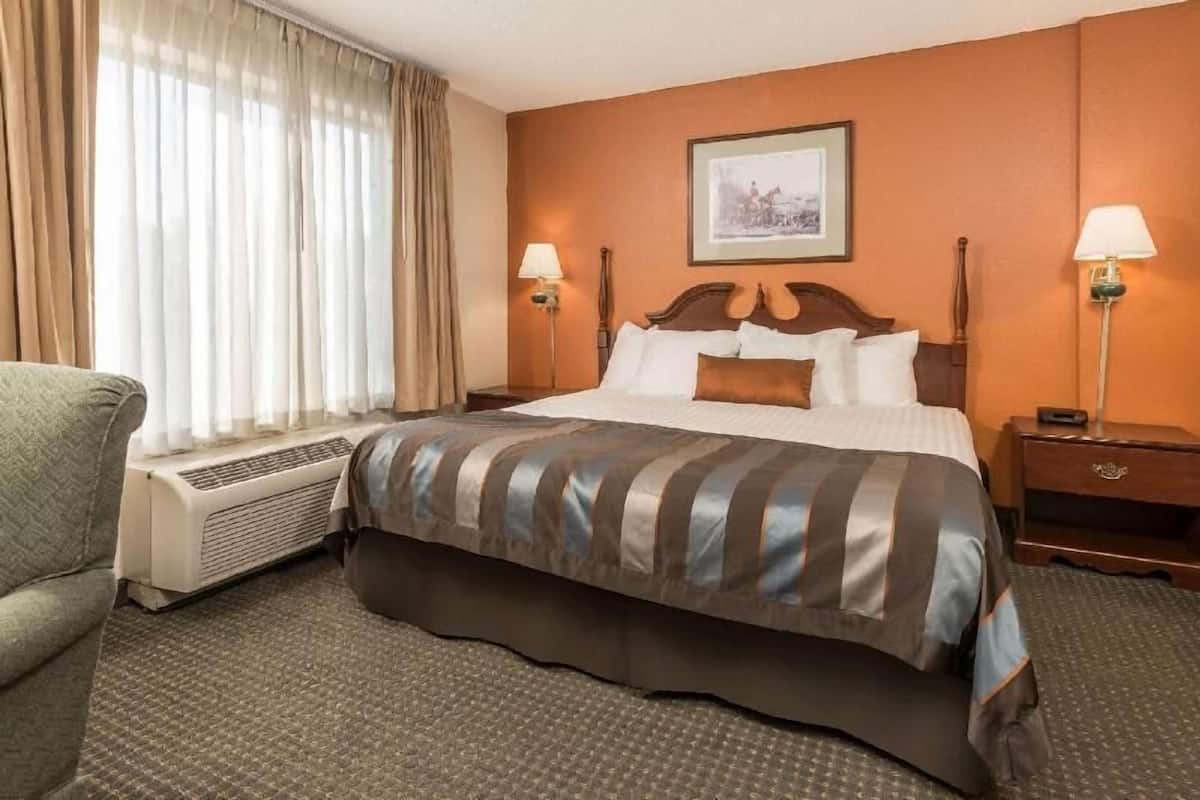 Ropa de cama de alta calidad y caja de seguridad en la habitación