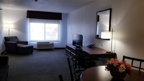 Suite Deluxe, 1 cama de matrimonio grande, no fumadores | Sala de estar | Una televisión de pantalla plana