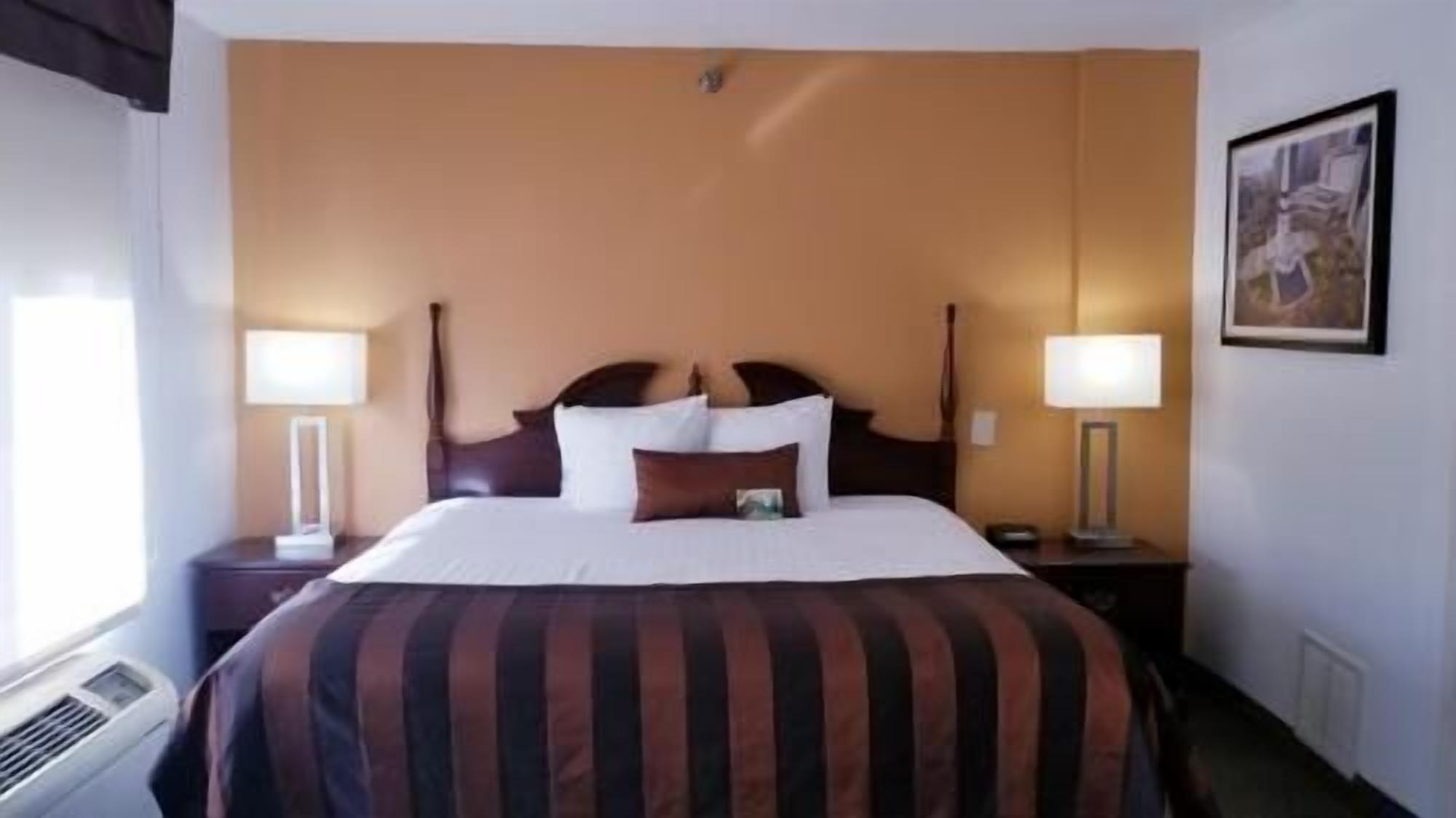 Hochwertige Bettwaren, Zimmersafe, Schreibtisch, schallisolierte Zimmer