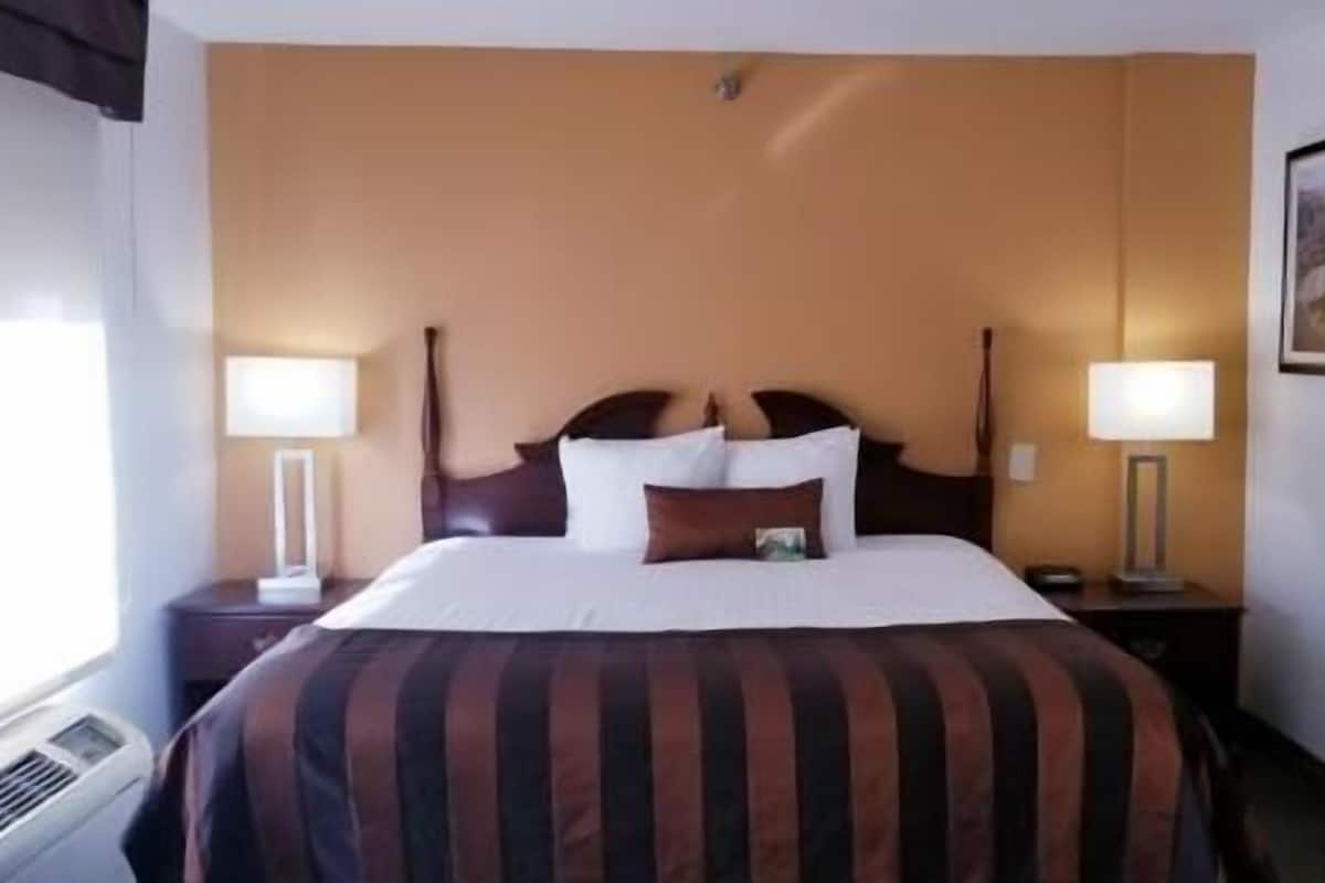 Ropa de cama de alta calidad y caja de seguridad en la habitación