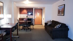 Deluxe Suite, 1 King Bed, Non Smoking | Living area