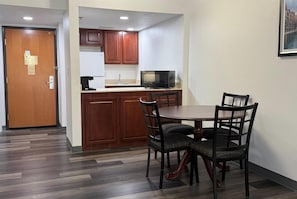 Room, 1 King Bed (One-Bedroom) | Premium bedding, in-room safe, desk, soundproofing