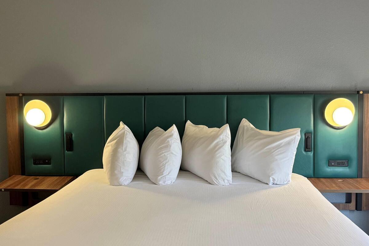 Habitación, 1 cama King size | Ropa de cama de alta calidad y caja de seguridad en la habitación