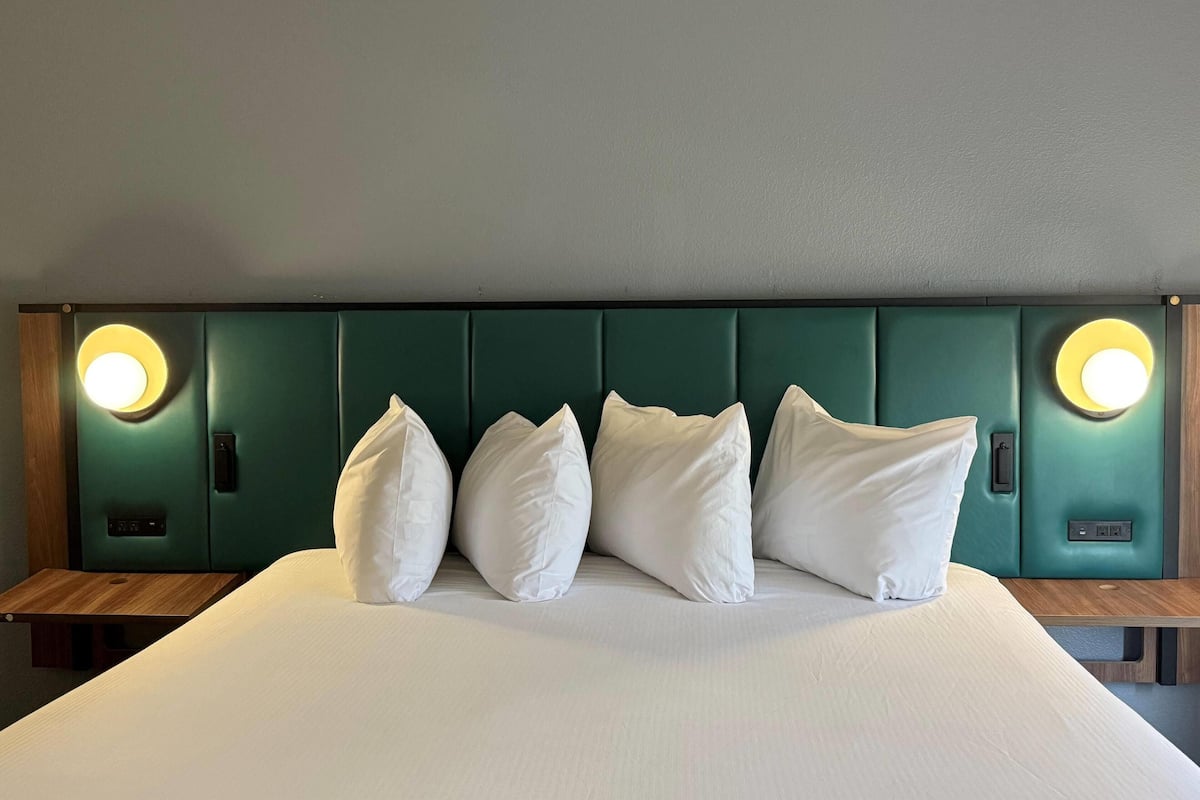 Habitación, 1 cama King size | Ropa de cama de alta calidad y caja de seguridad en la habitación
