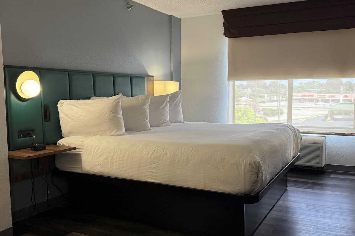 Habitación, 1 cama King size | Ropa de cama de alta calidad y caja de seguridad en la habitación