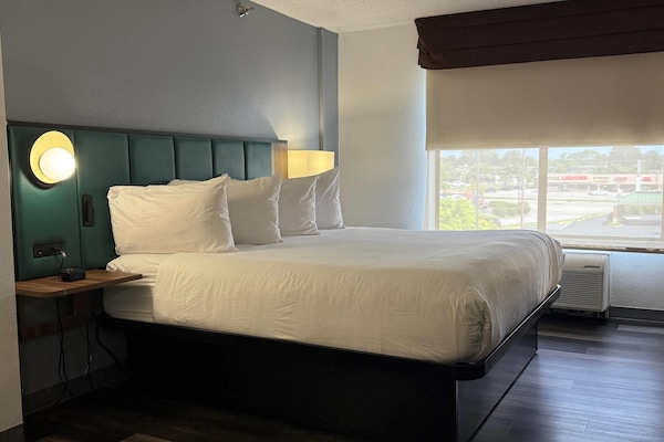 Ropa de cama de alta calidad y caja de seguridad en la habitación