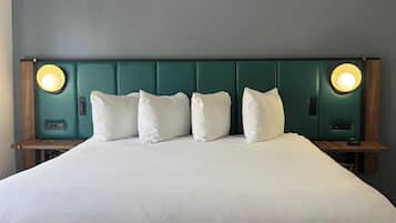 Habitación, 1 cama de matrimonio grande (One-Bedroom) | Ropa de cama de alta calidad, caja fuerte, escritorio
