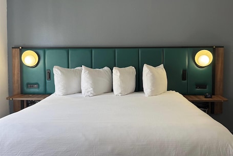 Room, 1 King Bed (One-Bedroom) | Premium bedding, in-room safe, desk, soundproofing