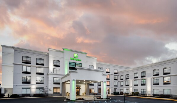 A Holiday Inn hotel with a modern facade, multiple entry points, and a parking lot. - Holiday Inn Allentown-Bethlehem by IHG (Allentown)