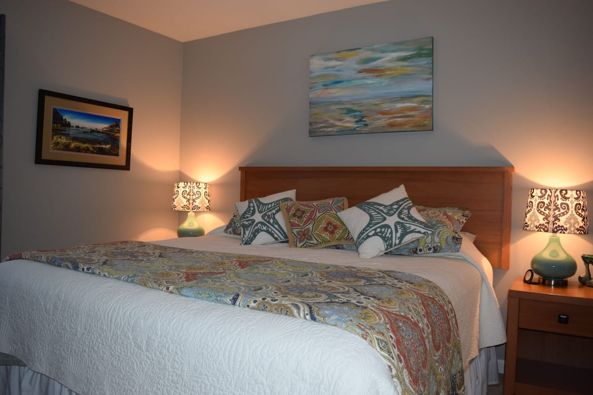 Condo, 1 Bedroom, Marina View (Non Pet Friendly) | 2 dormitorios, ropa de cama de alta calidad, decoración individual