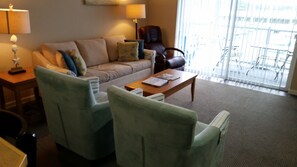 Televisión de pantalla plana, chimenea y reproductor de DVD 