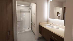 Un bagno moderno con doccia vetrata, lavandino con specchio e mobili in legno.