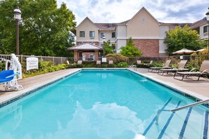 Seasonal outdoor pool - Staybridge Suites Detroit-Utica by IHG (Utica)