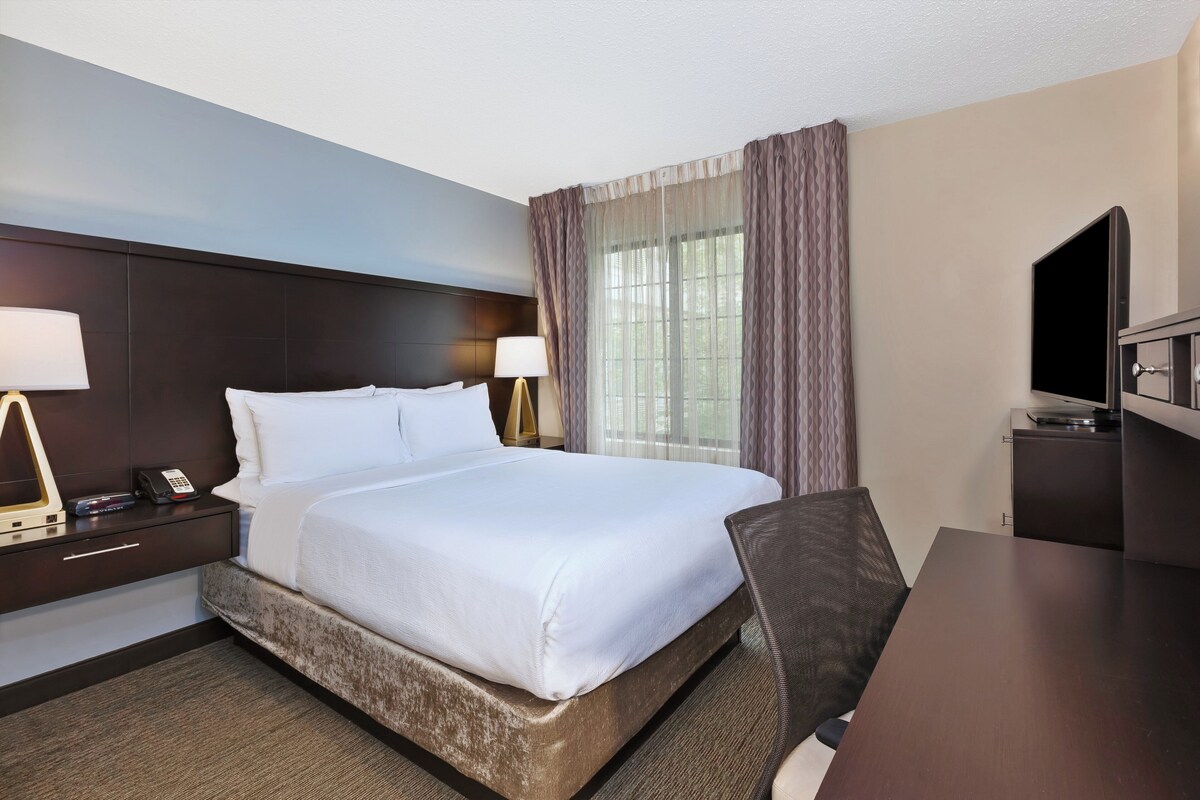 Suite, 2 Bedrooms, Kitchen | In-room safe, desk, laptop workspace, blackout curtains