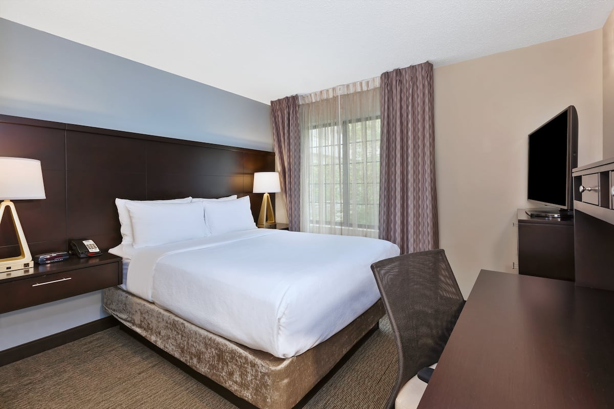 Suite, 2 Bedrooms, Kitchen | 1 bedroom, in-room safe, desk, laptop workspace