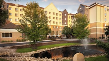 Un hôtel doté d’une cour intérieure, d’un espace extérieur aménagé et d’une fontaine.