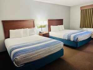 Hypo-allergenic bedding, desk, laptop workspace, blackout curtains - AmericInn by Wyndham Stillwater (Stillwater)