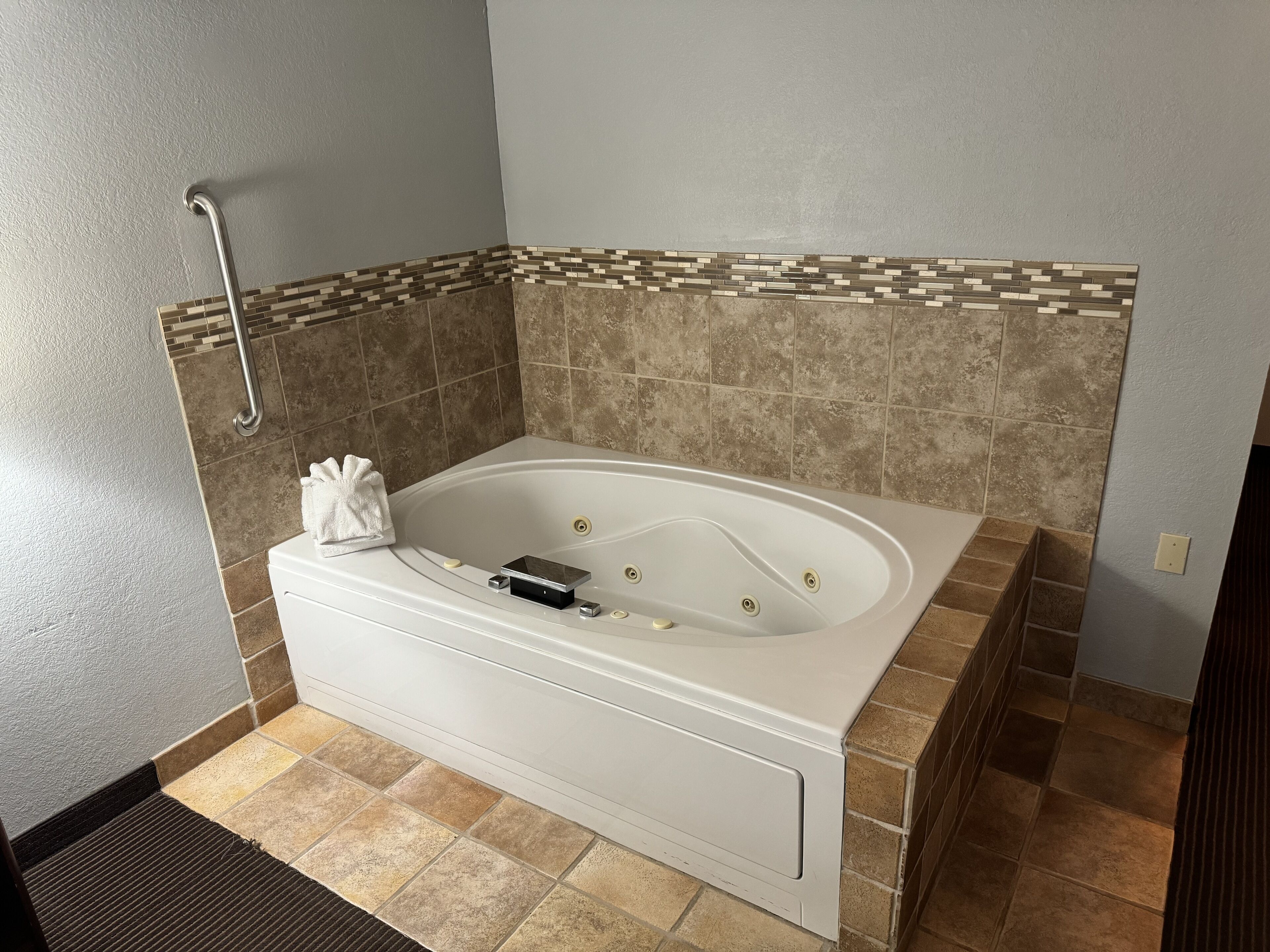 room, 1 king bed, accessible, non smoking | bathroom | free toiletries, hair dryer, towels