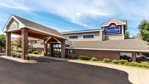 A brick building with a covered entrance and a sign for AmeriInn Motel & Suites. - AmericInn by Wyndham Stillwater (Stillwater)