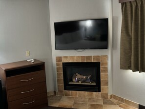Deluxe Studio Suite, 1 King Bed, Non Smoking