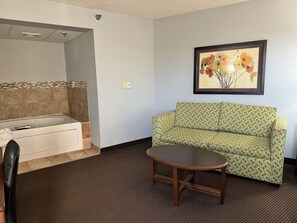 Deluxe Studio Suite, 1 King Bed, Non Smoking | Living area