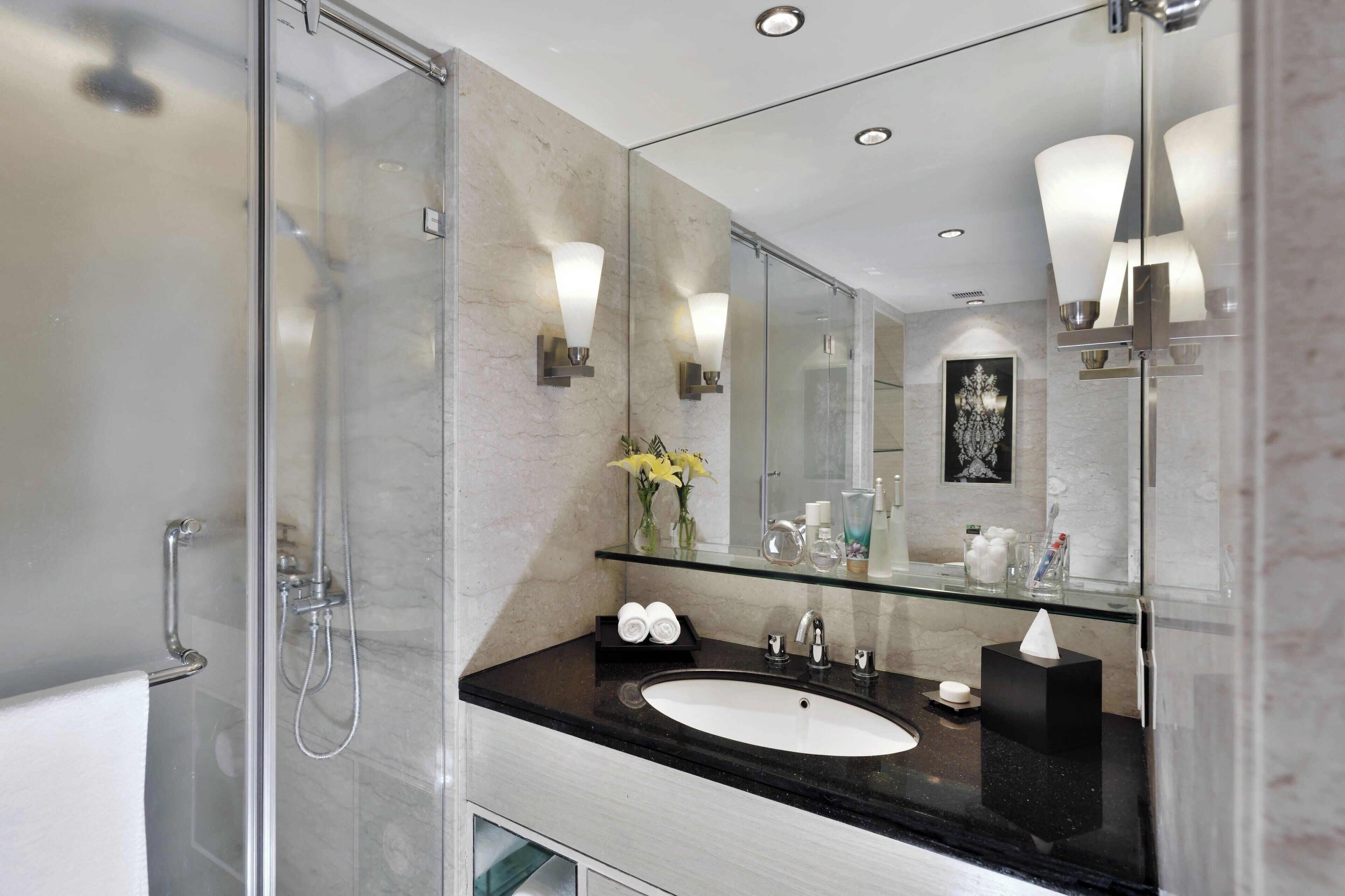 淋浴设施、大花洒淋浴喷头、免费洗浴用品、吹风机