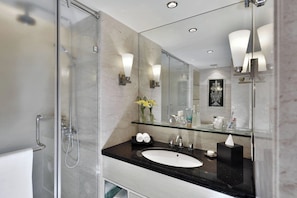 Shower, rainfall showerhead, free toiletries, hair dryer