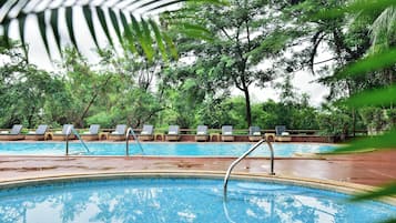 Piscina externa, guarda-sóis, espreguiçadeiras