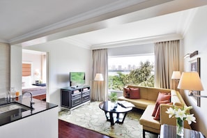 Apartment, 1 Queen Bed, Non Smoking, Lake View | Frette Italian sheets, premium bedding, pillowtop beds, minibar