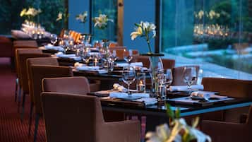 5 restaurants, breakfast, lunch, dinner served; international cuisine