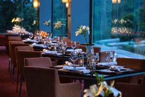 5 restaurants, serveren ontbijt, lunch, diner, internationale gerechten