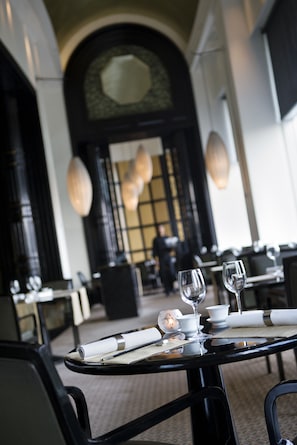 5 restaurants; breakfast, lunch, dinner, and brunch served
