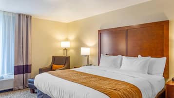 Escritorio, espacio para trabajar con laptop y cortinas blackout