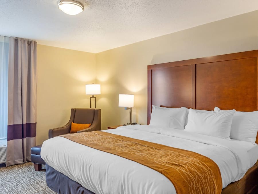 Escrivaninha, espaço de trabalho para notebook, cortinas blackout