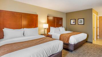 Standardværelse - 2 queensize-senge - ikke-ryger | Skrivebord, arbejdsområde til bærbare computere, mørklægningsgardiner