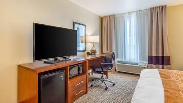 Työpöytä, kannettavalle tietokoneelle sopiva työtila, pimennysverhot