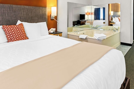 Room, 1 King Bed, Non Smoking, Jetted Tub | In-room safe, desk, blackout drapes, iron/ironing board