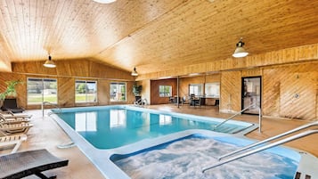 Inomhuspool och solstolar