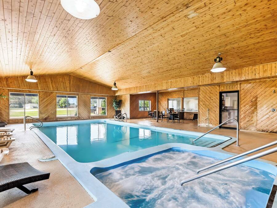 Indoor pool, pool loungers