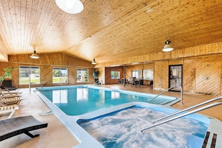 Indoor pool, pool loungers. Americas Best Value Inn Tahquamenon Country
