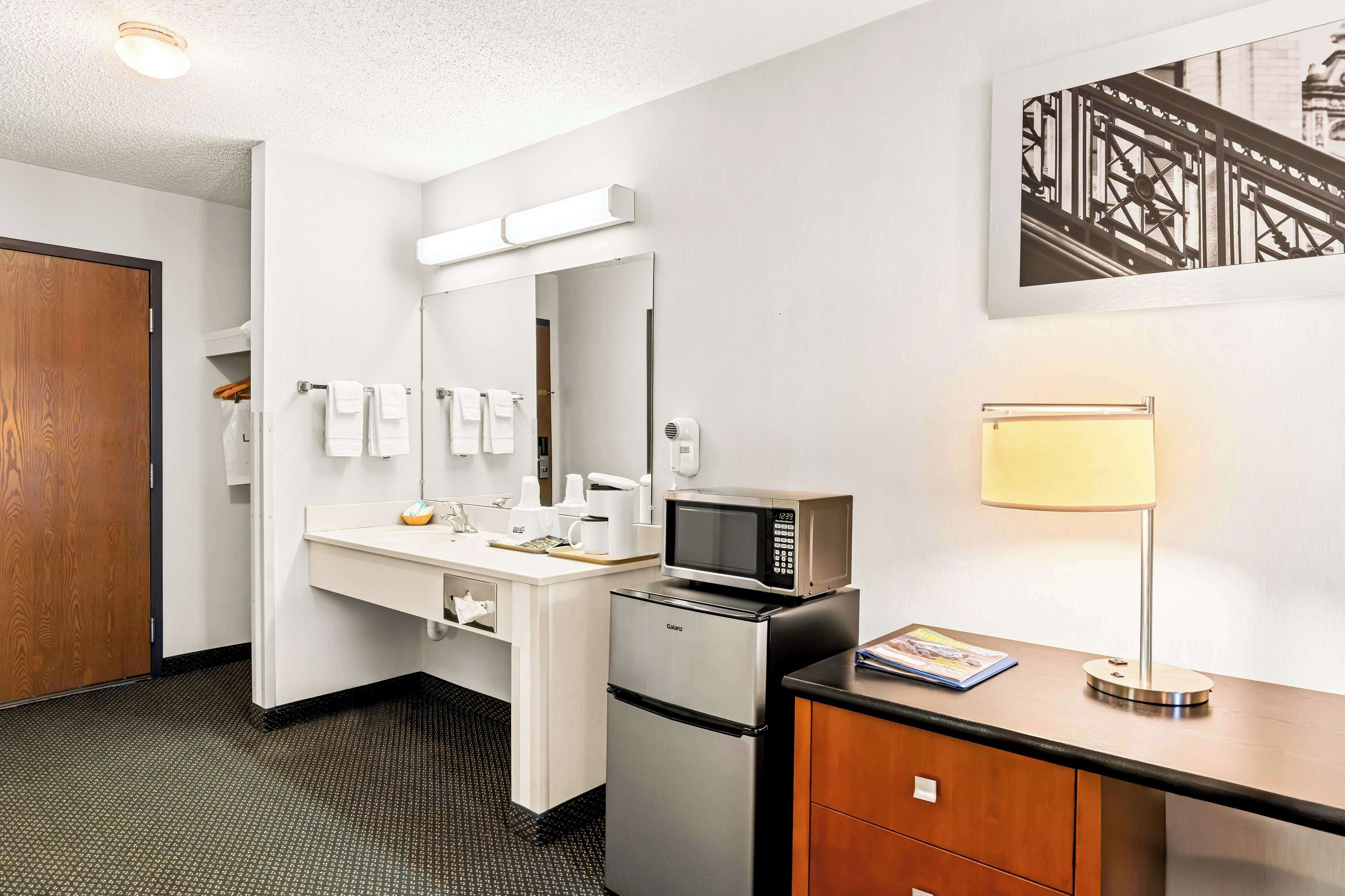 room, 1 king bed, non smoking, jetted tub | room amenity